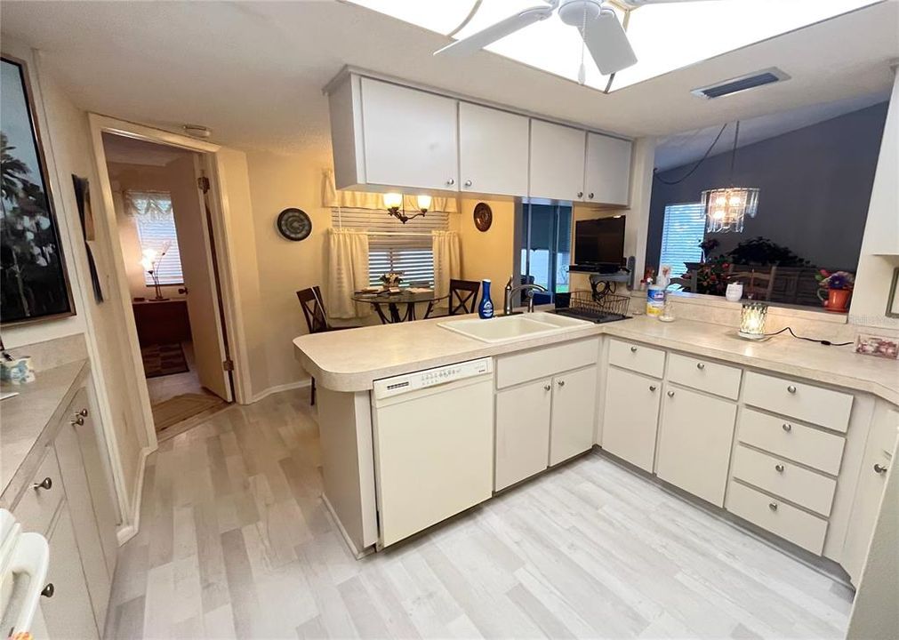 На продажу: $179,999 (2 спален, 2 ванн, 1318 Квадратных фут)