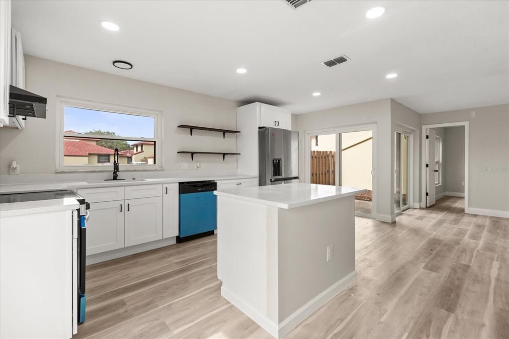 На продажу: $209,900 (2 спален, 2 ванн, 1038 Квадратных фут)