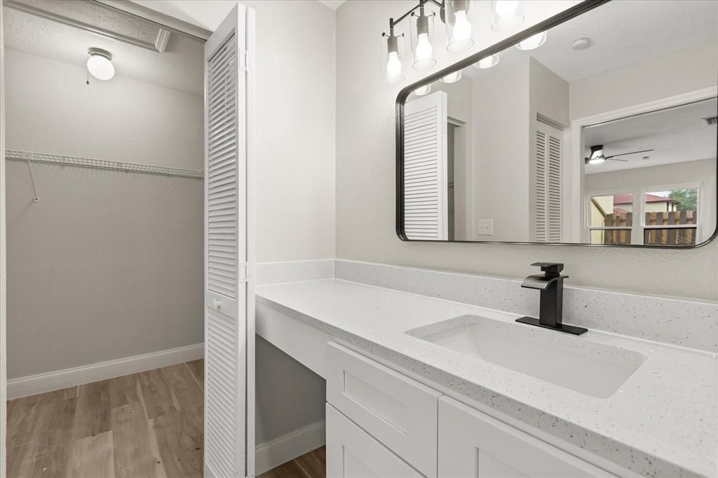 На продажу: $209,900 (2 спален, 2 ванн, 1038 Квадратных фут)