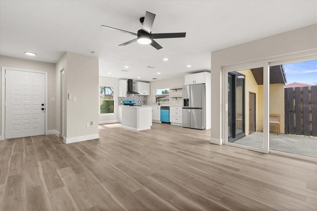 На продажу: $209,900 (2 спален, 2 ванн, 1038 Квадратных фут)