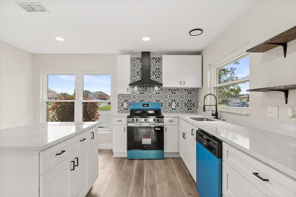 На продажу: $209,900 (2 спален, 2 ванн, 1038 Квадратных фут)