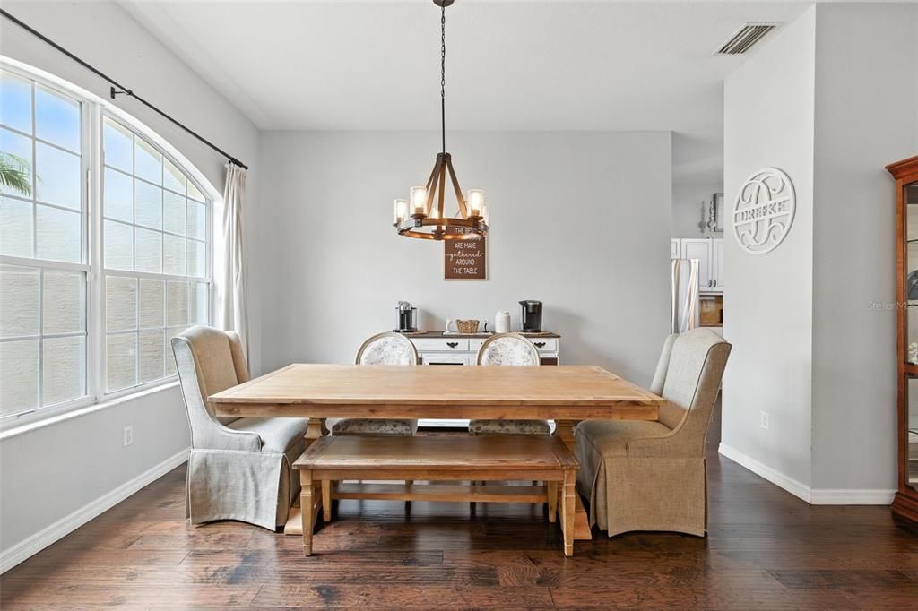 Под контрактом: $624,900 (5 спален, 3 ванн, 2805 Квадратных фут)