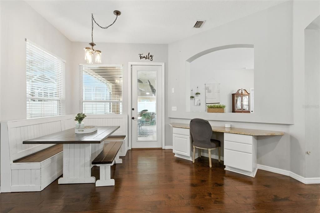 Под контрактом: $624,900 (5 спален, 3 ванн, 2805 Квадратных фут)