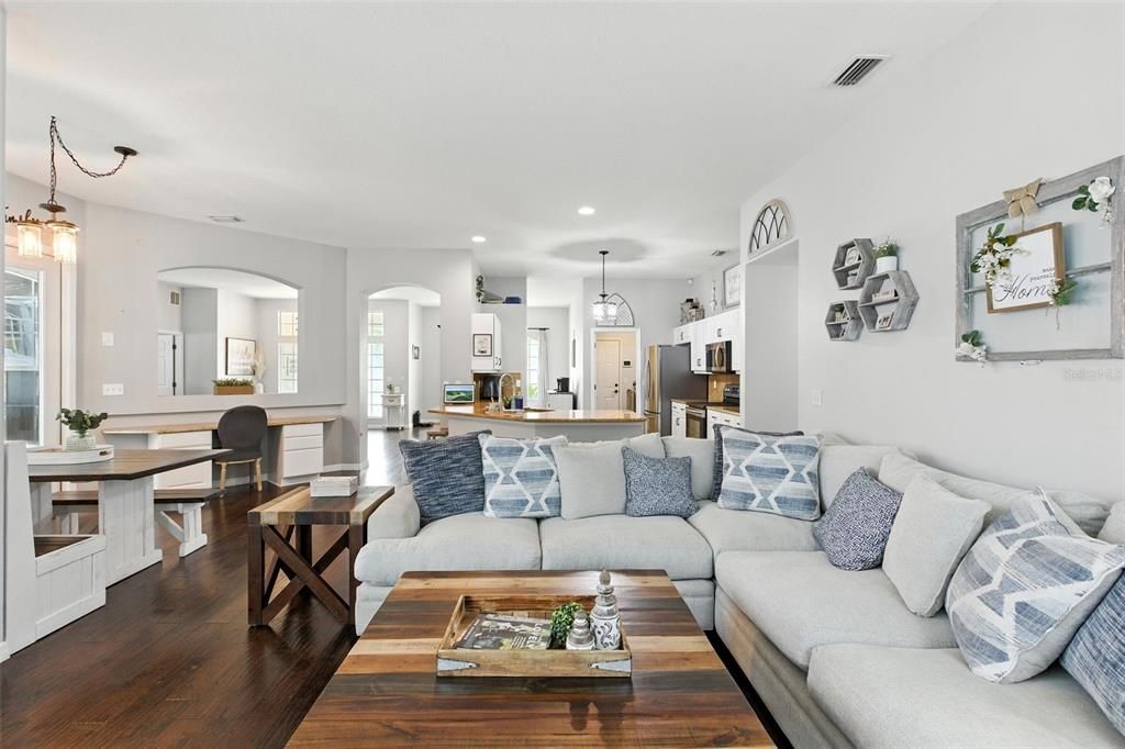 Под контрактом: $624,900 (5 спален, 3 ванн, 2805 Квадратных фут)