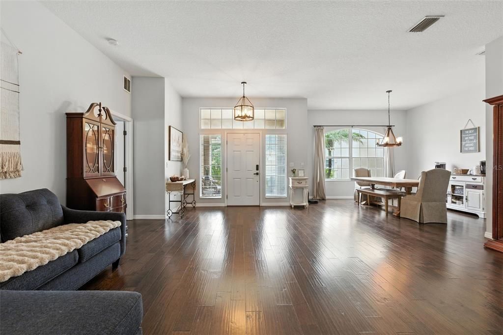 Под контрактом: $624,900 (5 спален, 3 ванн, 2805 Квадратных фут)