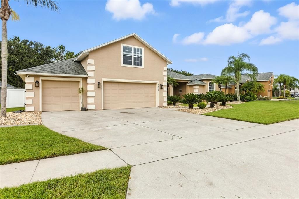 Под контрактом: $624,900 (5 спален, 3 ванн, 2805 Квадратных фут)