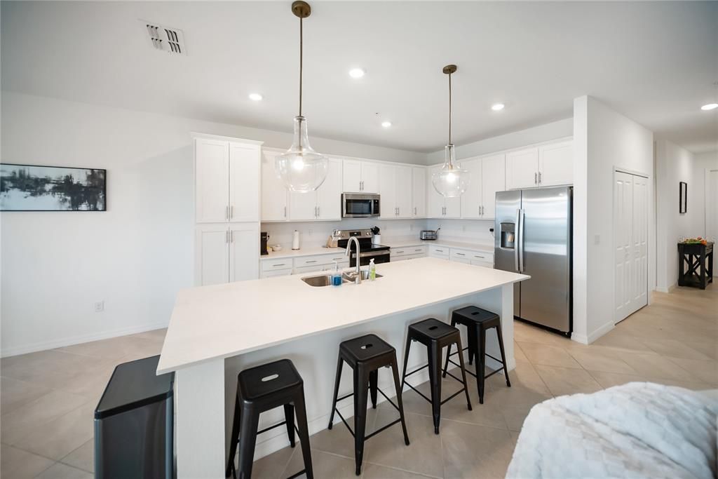 Active With Contract: $299,999 (2 beds, 2 baths, 1149 Square Feet)