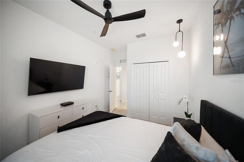 Active With Contract: $299,999 (2 beds, 2 baths, 1149 Square Feet)