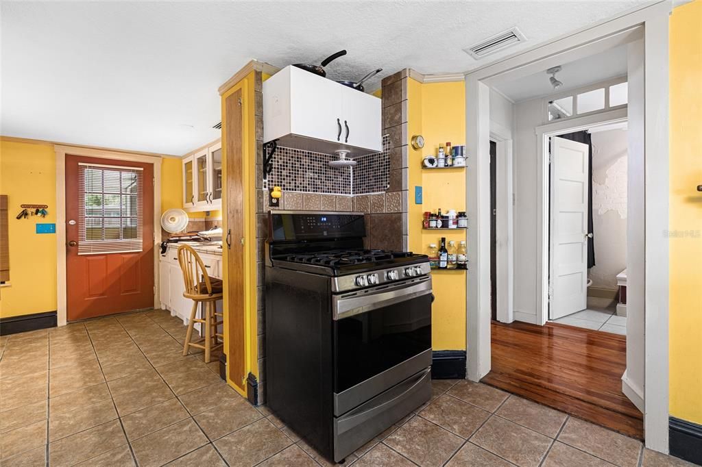 For Sale: $190,000 (2 beds, 3 baths, 1155 Square Feet)