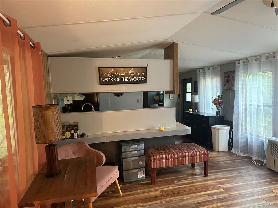 На продажу: $159,000 (2 спален, 1 ванн, 728 Квадратных фут)