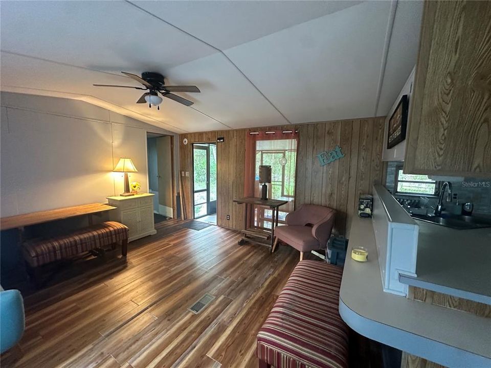 На продажу: $159,000 (2 спален, 1 ванн, 728 Квадратных фут)