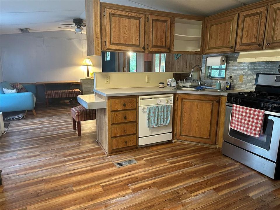 На продажу: $159,000 (2 спален, 1 ванн, 728 Квадратных фут)