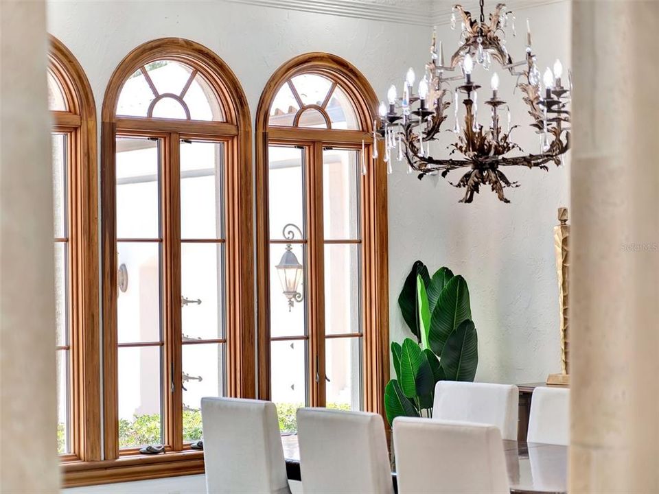 合同活跃: $3,750,000 (5 贝兹, 6 浴室, 6101 平方英尺)