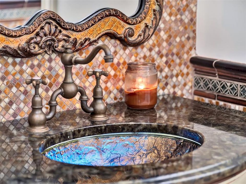 合同活跃: $3,750,000 (5 贝兹, 6 浴室, 6101 平方英尺)