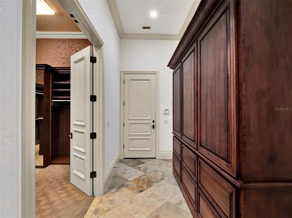 合同活跃: $3,750,000 (5 贝兹, 6 浴室, 6101 平方英尺)