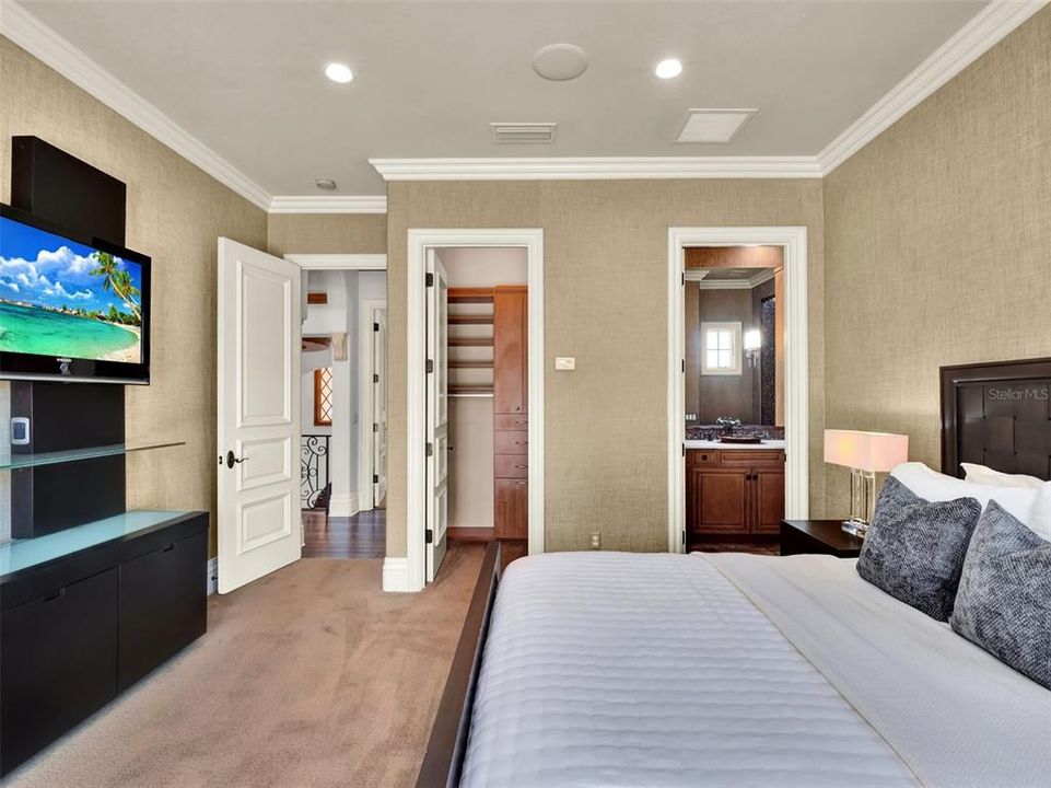 合同活跃: $3,750,000 (5 贝兹, 6 浴室, 6101 平方英尺)