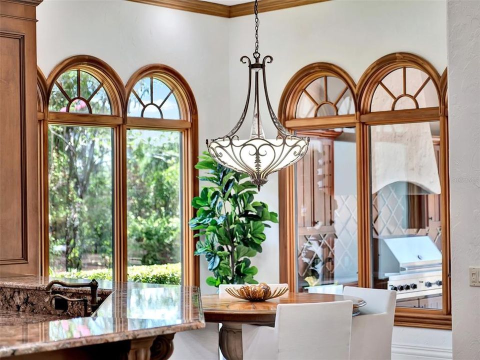 合同活跃: $3,750,000 (5 贝兹, 6 浴室, 6101 平方英尺)