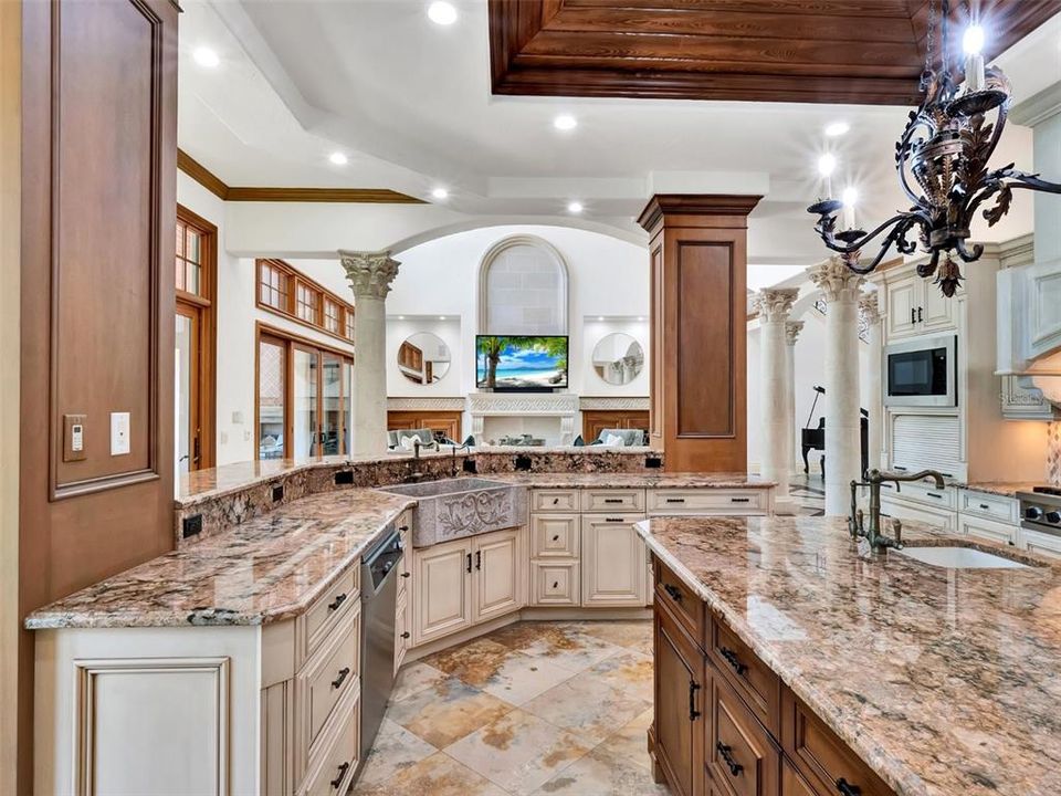 合同活跃: $3,750,000 (5 贝兹, 6 浴室, 6101 平方英尺)