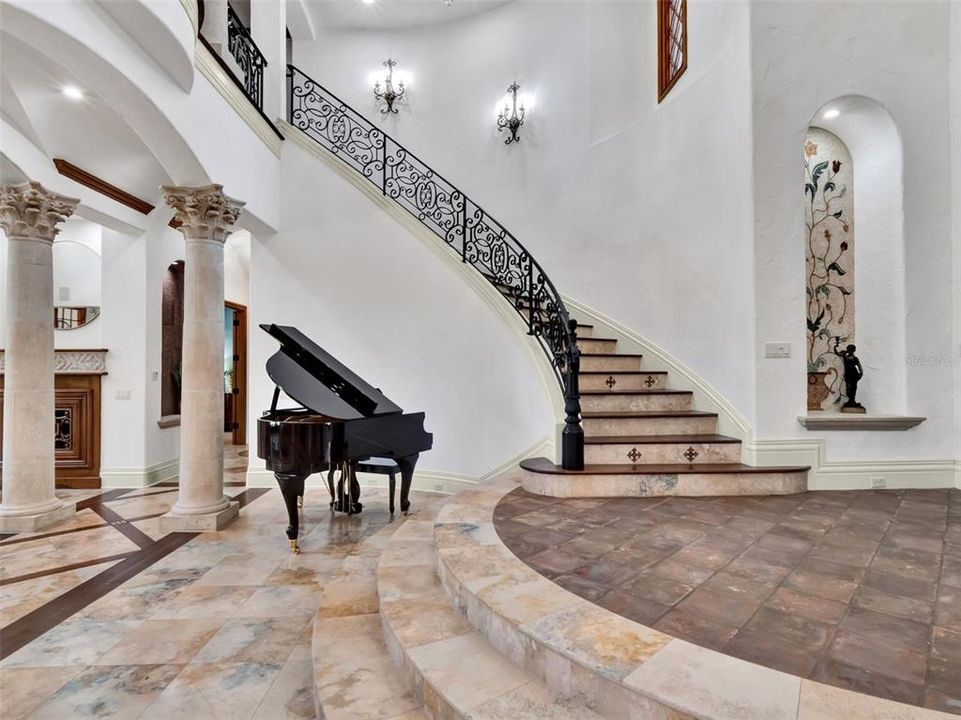 合同活跃: $3,750,000 (5 贝兹, 6 浴室, 6101 平方英尺)