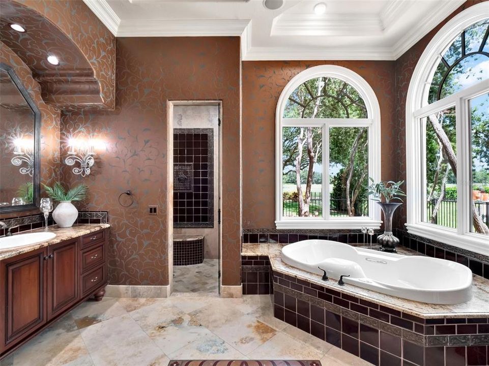 合同活跃: $3,750,000 (5 贝兹, 6 浴室, 6101 平方英尺)