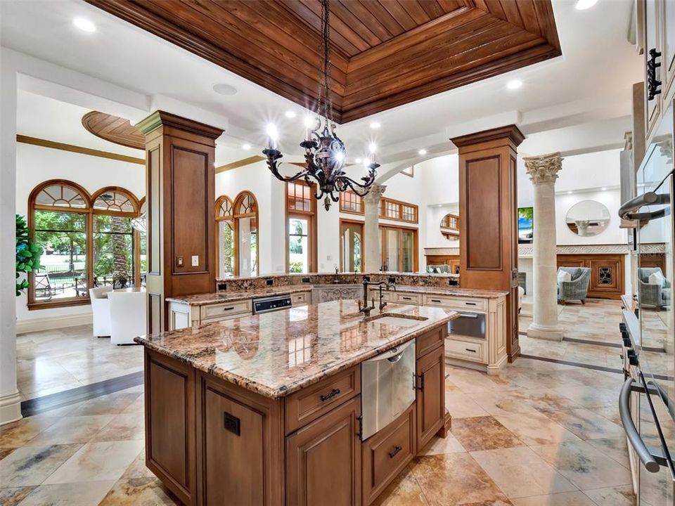 合同活跃: $3,750,000 (5 贝兹, 6 浴室, 6101 平方英尺)