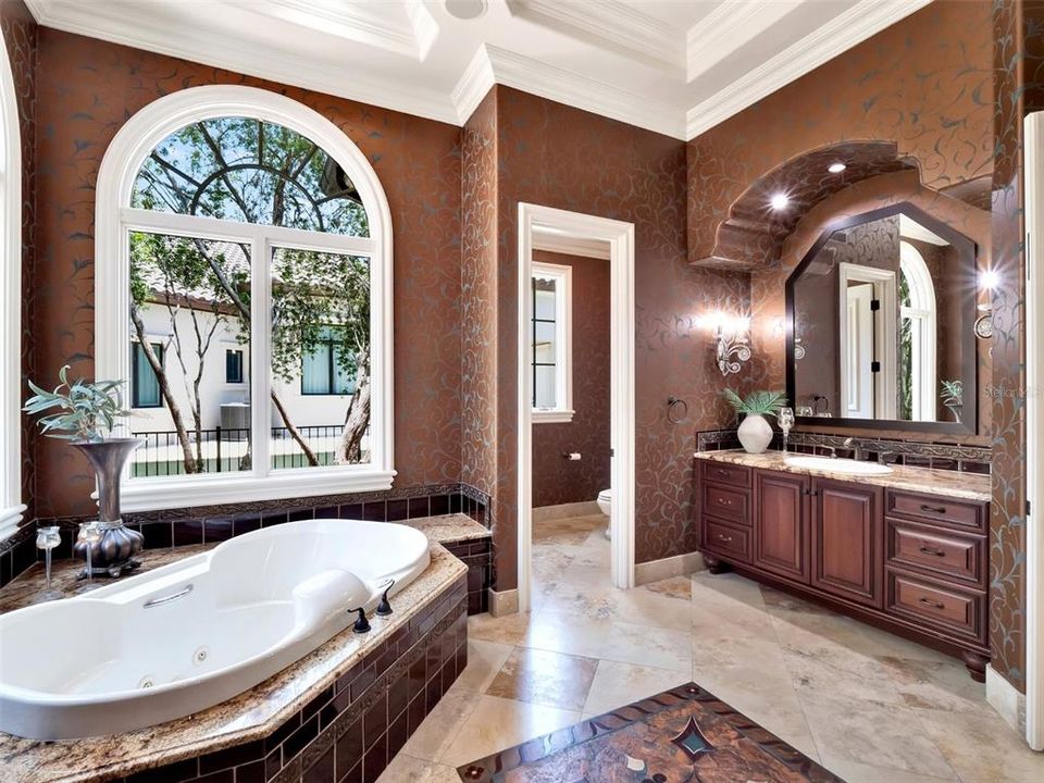 合同活跃: $3,750,000 (5 贝兹, 6 浴室, 6101 平方英尺)