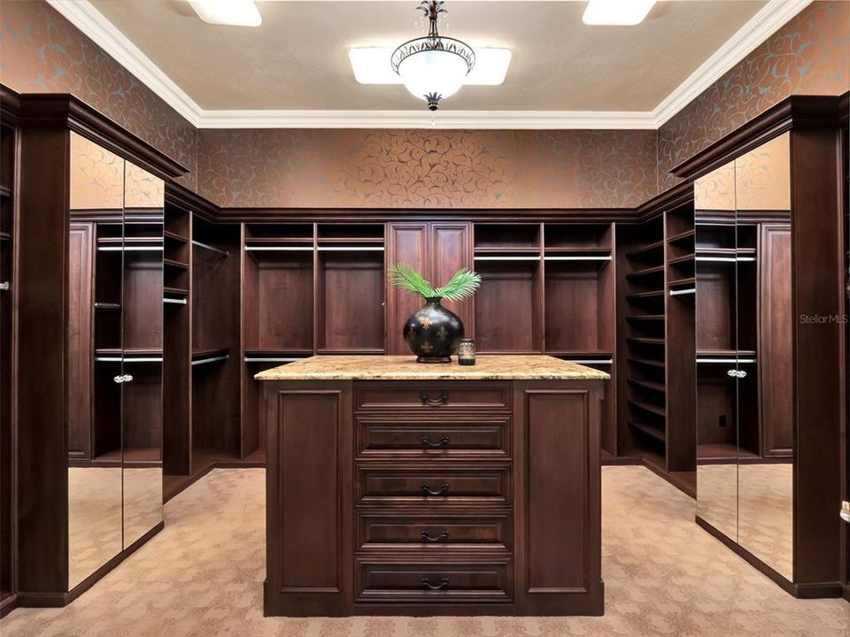 合同活跃: $3,750,000 (5 贝兹, 6 浴室, 6101 平方英尺)