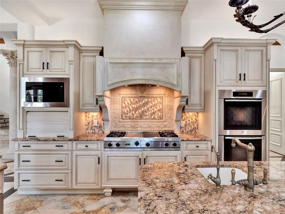 合同活跃: $3,750,000 (5 贝兹, 6 浴室, 6101 平方英尺)