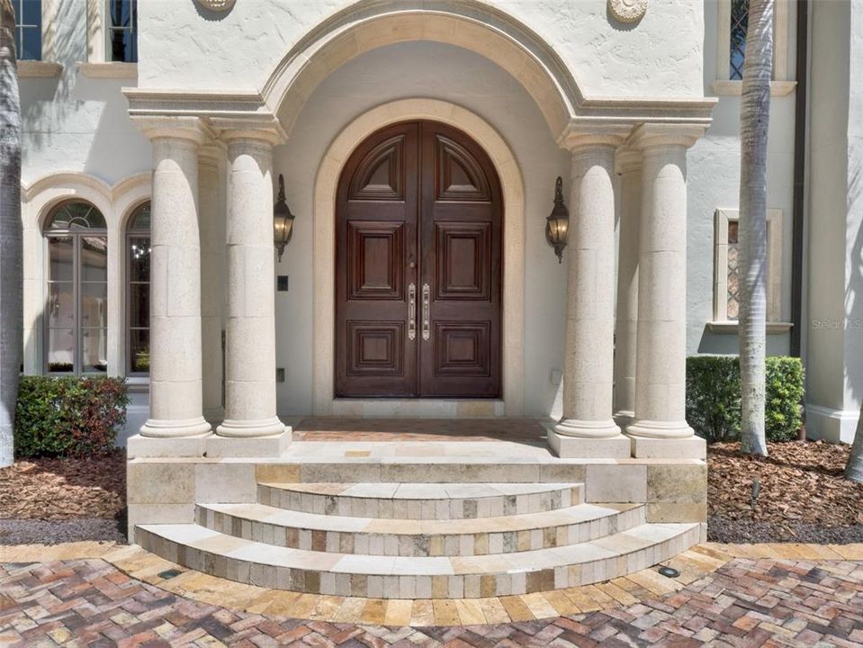 合同活跃: $3,750,000 (5 贝兹, 6 浴室, 6101 平方英尺)