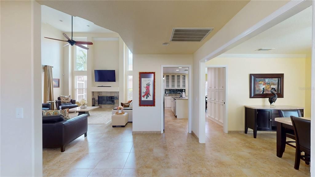 合同活跃: $563,000 (3 贝兹, 2 浴室, 2511 平方英尺)