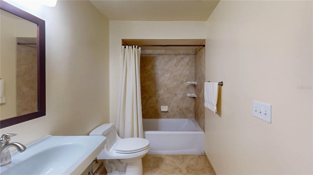 合同活跃: $563,000 (3 贝兹, 2 浴室, 2511 平方英尺)