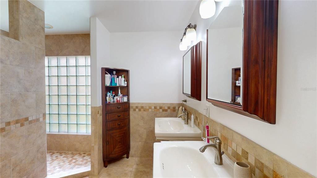 合同活跃: $563,000 (3 贝兹, 2 浴室, 2511 平方英尺)