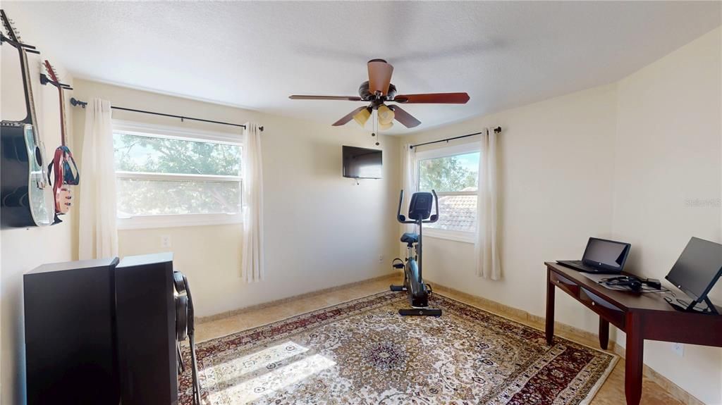 合同活跃: $563,000 (3 贝兹, 2 浴室, 2511 平方英尺)