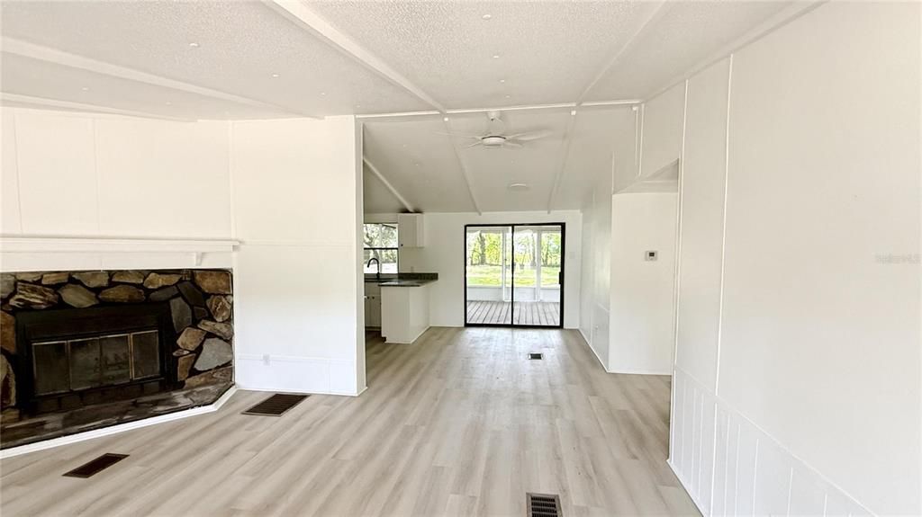 合同活跃: $205,900 (3 贝兹, 2 浴室, 1232 平方英尺)