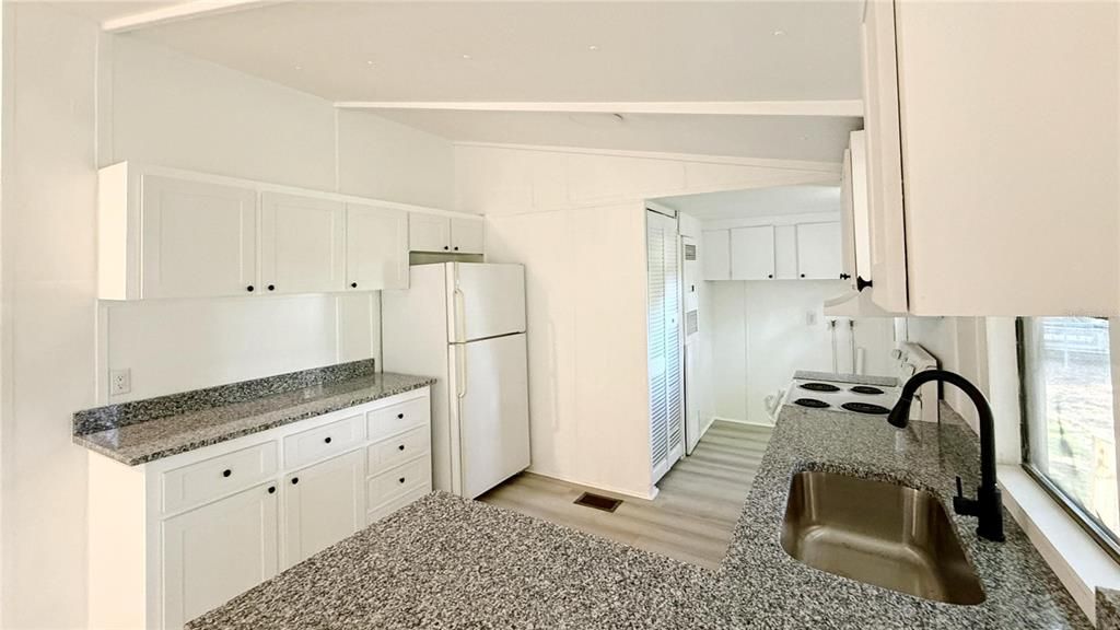 合同活跃: $205,900 (3 贝兹, 2 浴室, 1232 平方英尺)