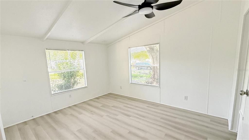 合同活跃: $205,900 (3 贝兹, 2 浴室, 1232 平方英尺)