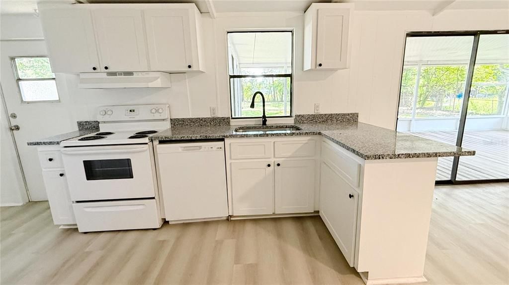 合同活跃: $205,900 (3 贝兹, 2 浴室, 1232 平方英尺)