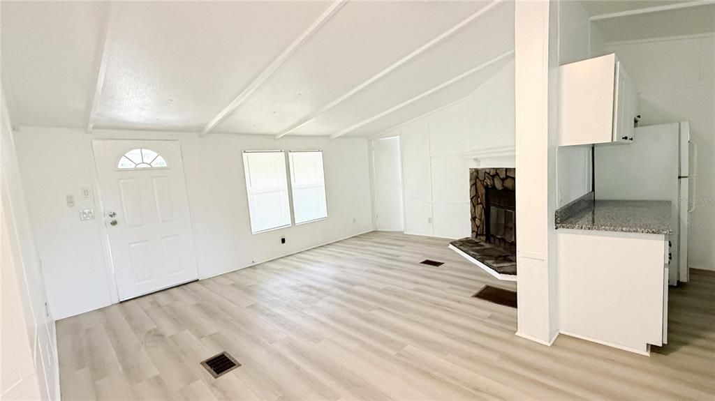 合同活跃: $205,900 (3 贝兹, 2 浴室, 1232 平方英尺)