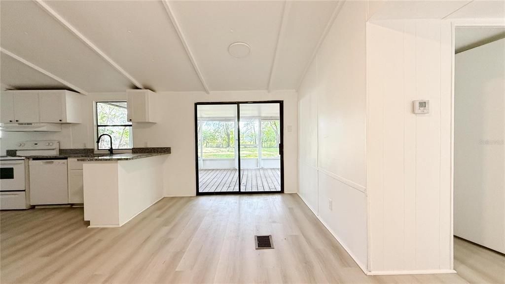 合同活跃: $205,900 (3 贝兹, 2 浴室, 1232 平方英尺)