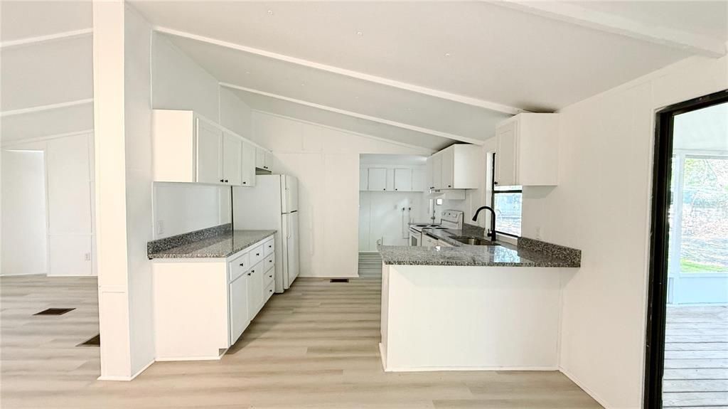 合同活跃: $205,900 (3 贝兹, 2 浴室, 1232 平方英尺)