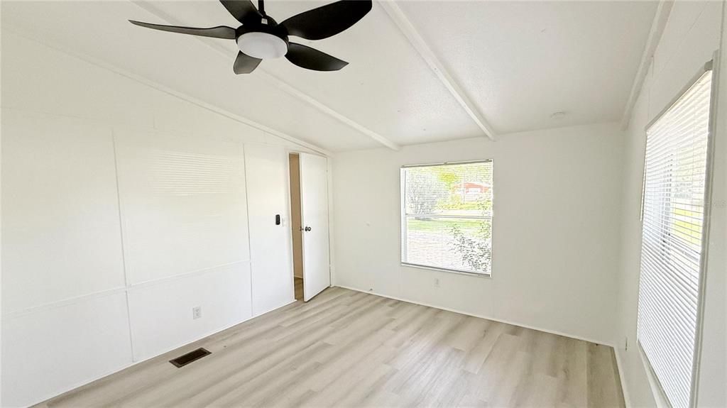 合同活跃: $205,900 (3 贝兹, 2 浴室, 1232 平方英尺)