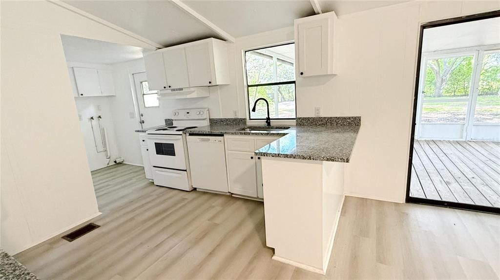 合同活跃: $205,900 (3 贝兹, 2 浴室, 1232 平方英尺)