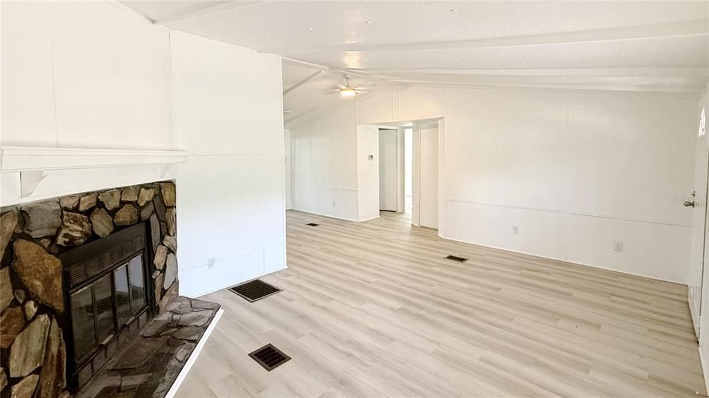 合同活跃: $205,900 (3 贝兹, 2 浴室, 1232 平方英尺)