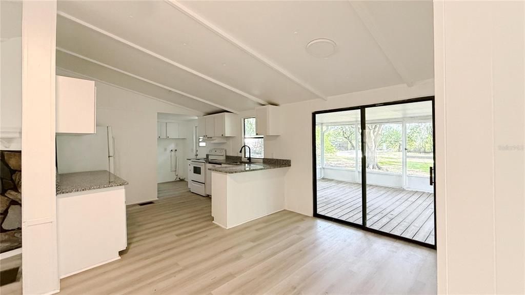 合同活跃: $205,900 (3 贝兹, 2 浴室, 1232 平方英尺)