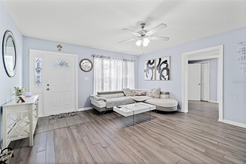 待售: $259,900 (2 贝兹, 2 浴室, 1098 平方英尺)