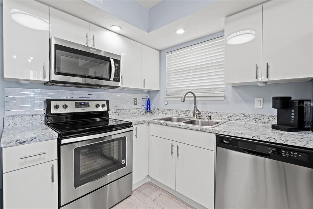 待售: $259,900 (2 贝兹, 2 浴室, 1098 平方英尺)