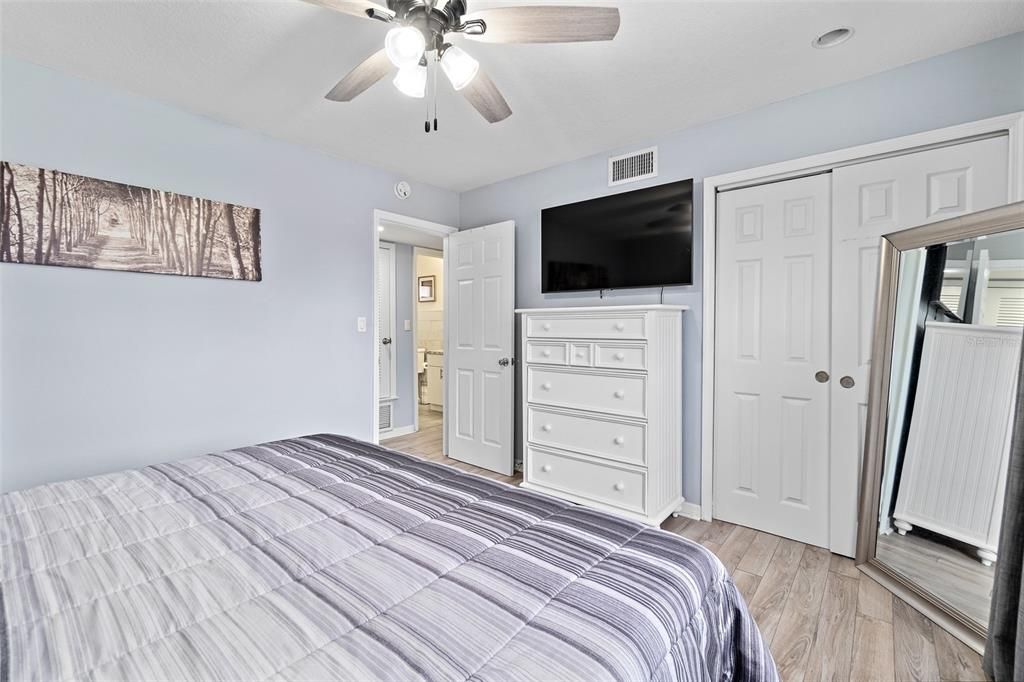 待售: $259,900 (2 贝兹, 2 浴室, 1098 平方英尺)