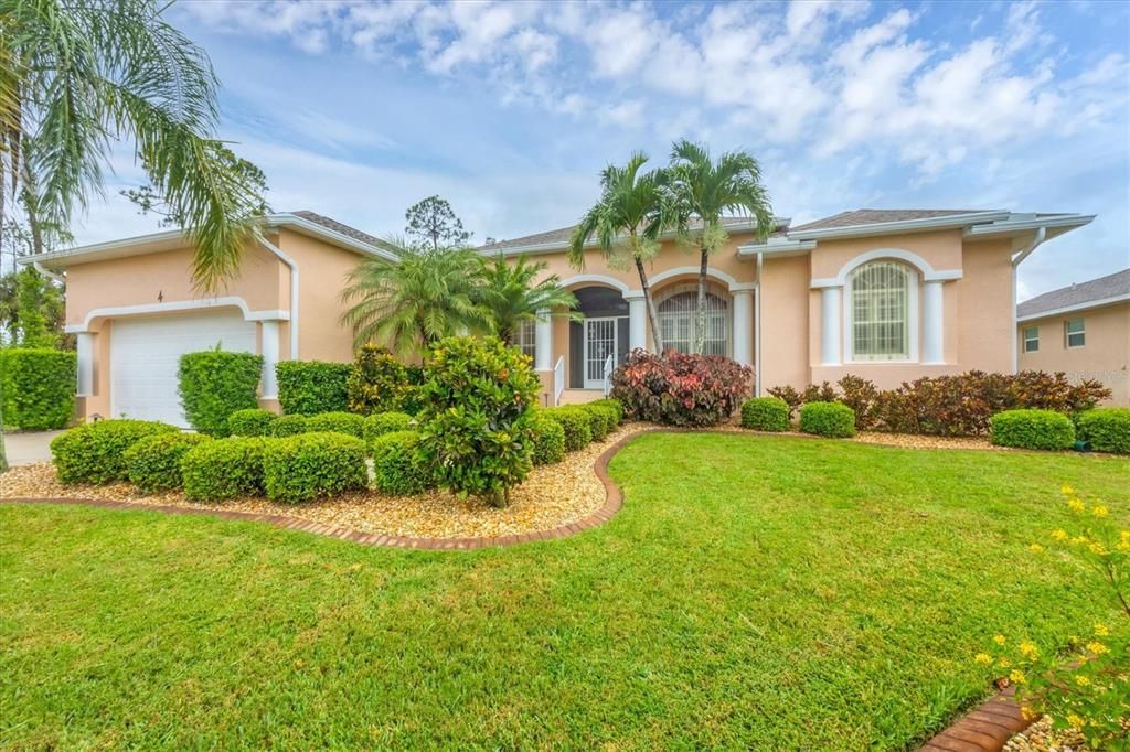 Activo con contrato: $425,000 (4 camas, 4 baños, 2585 Pies cuadrados)