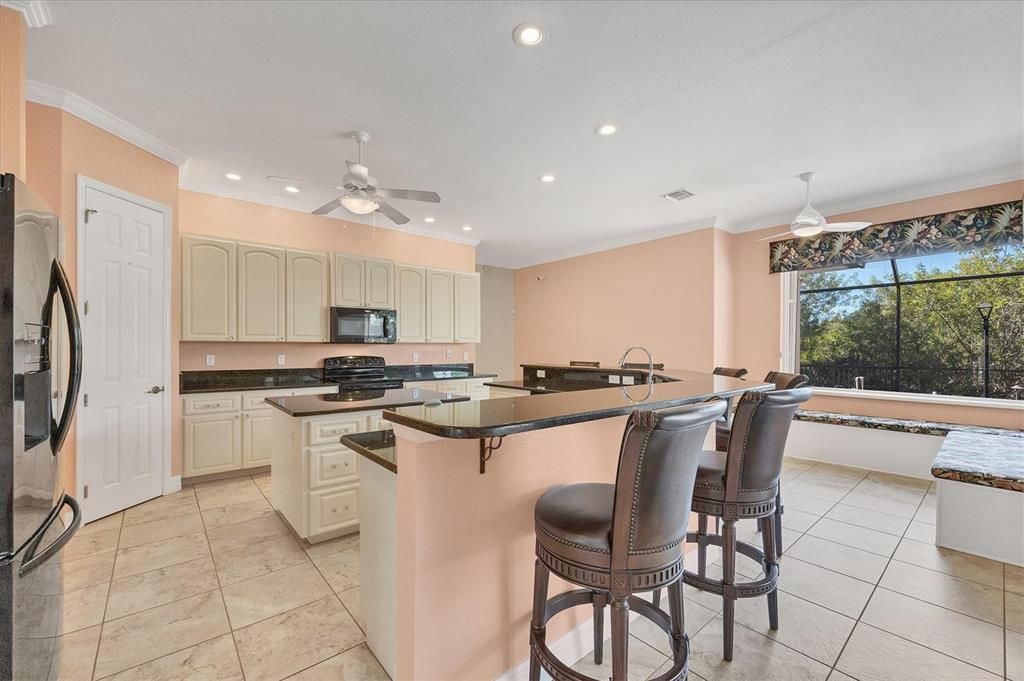 Activo con contrato: $425,000 (4 camas, 4 baños, 2585 Pies cuadrados)