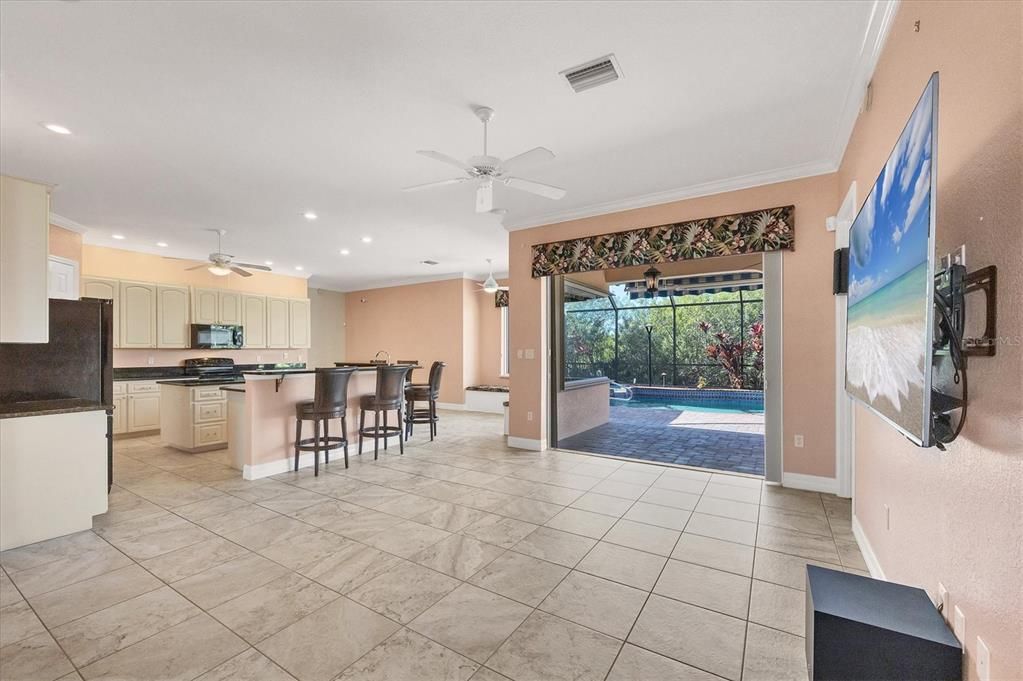 Activo con contrato: $425,000 (4 camas, 4 baños, 2585 Pies cuadrados)